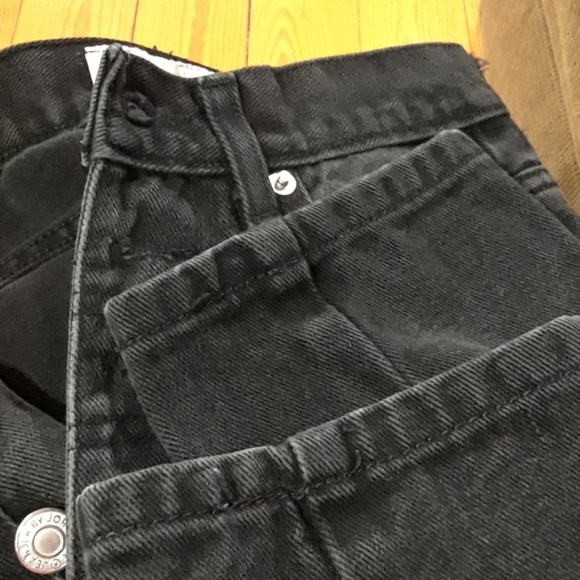 Classic Black High-Waisted Jeans - Picture 8 of 8